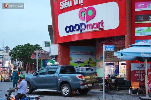 ẢNH: Phong tỏa, đóng cửa một siêu thị Co.op mart ở TP.HCM vì liên quan đến ca nhiễm Covid-19 - Ảnh 1. ẢNH: Phong tỏa, đóng cửa một siêu thị Co.op mart ở TP.HCM vì liên quan đến ca nhiễm Covid-19 - Ảnh 1.