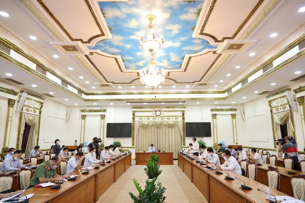TP.HCM xem xét giãn cách xã hội ở nơi nguy cơ cao; Dừng dịch vụ hớt tóc, làm đẹp, quán cà phê chỉ được bán mang về - Ảnh 1. TP.HCM xem xét giãn cách xã hội ở nơi nguy cơ cao; Dừng dịch vụ hớt tóc, làm đẹp, quán cà phê chỉ được bán mang về - Ảnh 1.