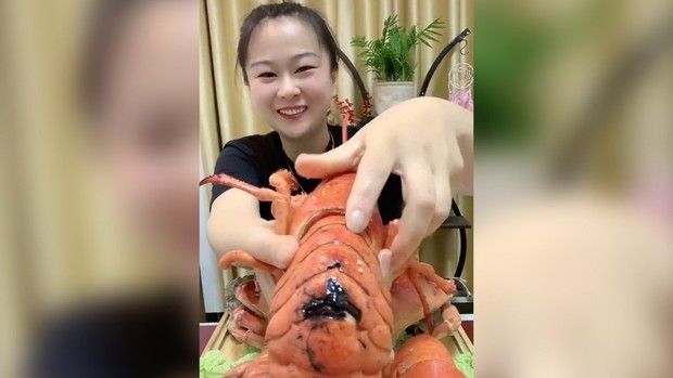 Giới trẻ Trung Quốc rủ nhau mua đồ sắp hết hạn về ăn cho tiết kiệm, sống theo phương châm tôi nghèo tôi có quyền - Ảnh 1. Giới trẻ Trung Quốc rủ nhau mua đồ sắp hết hạn về ăn cho tiết kiệm, sống theo phương châm tôi nghèo tôi có quyền - Ảnh 1.