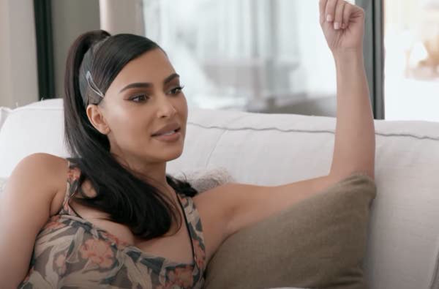 Kim Kardashian học 12 tiếng mỗi ngày nhưng vẫn trượt kì thi luật, netizen mỉa mai: Cầm sách ngược sao mà đậu được - Ảnh 2.