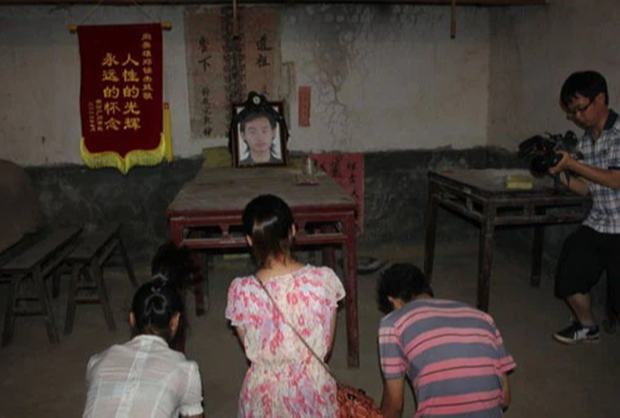 Thanh niên bỏ mạng vì cứu gia đình 4 người, kẻ vô ơn đã không dự đám tang lại còn buông một câu nói cay nghiệt gây phẫn nộ - Ảnh 6. Thanh niên bỏ mạng vì cứu gia đình 4 người, kẻ vô ơn đã không dự đám tang lại còn buông một câu nói cay nghiệt gây phẫn nộ - Ảnh 6.
