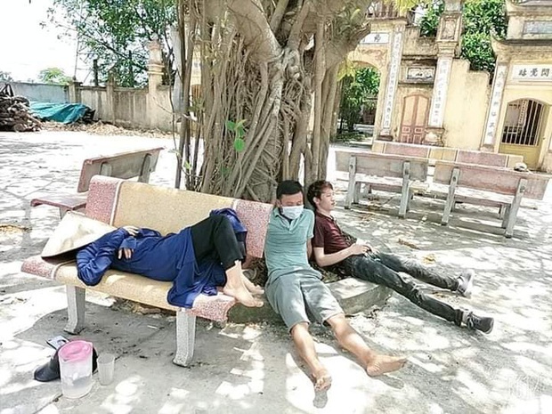 Cụ chỉ có quả đu đủ, các con đi tình nguyện thì mang cho công nhân đang cách ly giùm cụ - Ảnh 5. Cụ chỉ có quả đu đủ, các con đi tình nguyện thì mang cho công nhân đang cách ly giùm cụ - Ảnh 5.