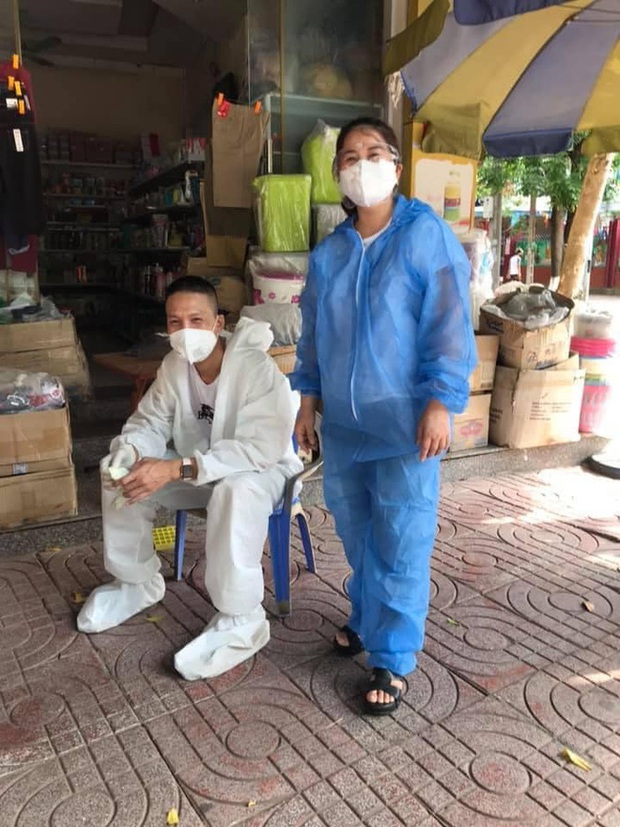 Cụ chỉ có quả đu đủ, các con đi tình nguyện thì mang cho công nhân đang cách ly giùm cụ - Ảnh 7. Cụ chỉ có quả đu đủ, các con đi tình nguyện thì mang cho công nhân đang cách ly giùm cụ - Ảnh 7.