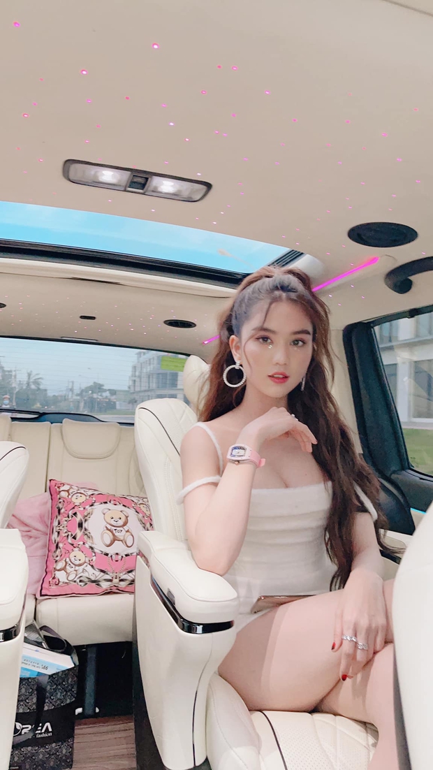 Ngọc Trinh dính lời nguyền cam thường: Mặt sưng vù, lộ rổ khuyết điểm trên livestream, khác 1 trời 1 vực ảnh sống ảo - Ảnh 5. Ngọc Trinh dính lời nguyền cam thường: Mặt sưng vù, lộ rổ khuyết điểm trên livestream, khác 1 trời 1 vực ảnh sống ảo - Ảnh 5.