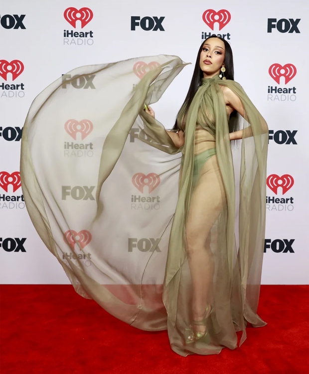Doja Cat - Gigi Hadid đụng đầm xuyên thấu: Cùng thả rông như nhau nhưng ai sang trọng hơn? - Ảnh 2. Doja Cat - Gigi Hadid đụng đầm xuyên thấu: Cùng thả rông như nhau nhưng ai sang trọng hơn? - Ảnh 2.