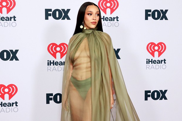 Doja Cat - Gigi Hadid đụng đầm xuyên thấu: Cùng thả rông như nhau nhưng ai sang trọng hơn? - Ảnh 1. Doja Cat - Gigi Hadid đụng đầm xuyên thấu: Cùng thả rông như nhau nhưng ai sang trọng hơn? - Ảnh 1.