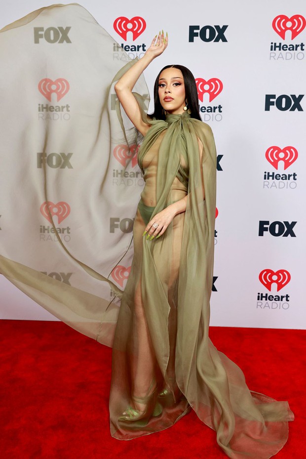 Doja Cat - Gigi Hadid đụng đầm xuyên thấu: Cùng thả rông như nhau nhưng ai sang trọng hơn? - Ảnh 3. Doja Cat - Gigi Hadid đụng đầm xuyên thấu: Cùng thả rông như nhau nhưng ai sang trọng hơn? - Ảnh 3.