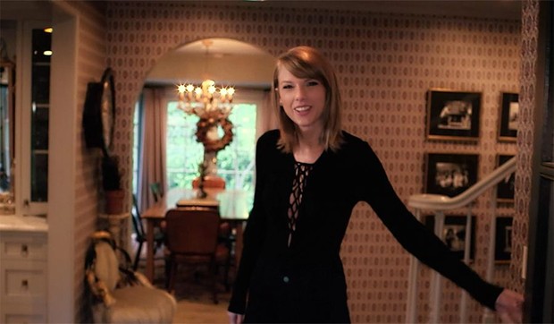 Phát hiện Taylor Swift xài hàng pha ke ngay trên sóng trực tiếp iHeartRadio Music Awards: cái phông nền sai thế nhỉ? - Ảnh 6. Phát hiện Taylor Swift xài hàng pha ke ngay trên sóng trực tiếp iHeartRadio Music Awards: cái phông nền sai thế nhỉ? - Ảnh 6.