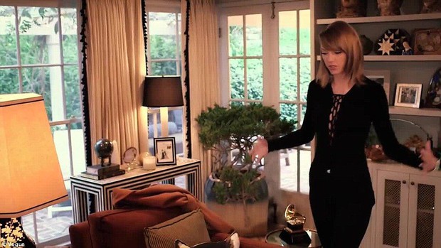 Phát hiện Taylor Swift xài hàng pha ke ngay trên sóng trực tiếp iHeartRadio Music Awards: cái phông nền sai thế nhỉ? - Ảnh 7. Phát hiện Taylor Swift xài hàng pha ke ngay trên sóng trực tiếp iHeartRadio Music Awards: cái phông nền sai thế nhỉ? - Ảnh 7.