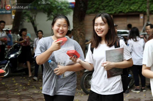 Học sinh cuối cấp của Hà Nội đã hoàn thành năm học 2020-2021 - Ảnh 1. Học sinh cuối cấp của Hà Nội đã hoàn thành năm học 2020-2021 - Ảnh 1.
