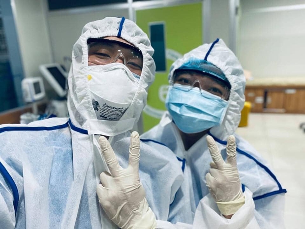 Xúc động hình ảnh bác sĩ trẻ cắt tóc, rạng rỡ trước khi lên đường chi viện tâm dịch Bắc Giang: Mong đại dịch sớm qua, trả lại cuộc sống bình yên cho dân mình - Ảnh 3. Xúc động hình ảnh bác sĩ trẻ cắt tóc, rạng rỡ trước khi lên đường chi viện tâm dịch Bắc Giang: Mong đại dịch sớm qua, trả lại cuộc sống bình yên cho dân mình - Ảnh 3.