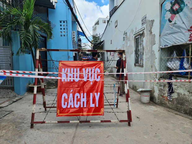 Quận Gò Vấp tiếp tục ghi nhận ca nghi nhiễm Covid-19, tạm phong tỏa một hẻm trên đường Dương Quảng Hàm - Ảnh 1.
