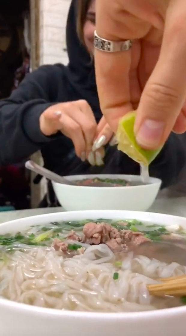 Hai gái Tây bập bẹ tiếng Việt vào quán phở dõng dạc hô “Cho hai phở tái” và cái kết dễ thương: Chắc chắn là “nghiện” luôn rồi! - Ảnh 5. Hai gái Tây bập bẹ tiếng Việt vào quán phở dõng dạc hô “Cho hai phở tái” và cái kết dễ thương: Chắc chắn là “nghiện” luôn rồi! - Ảnh 5.