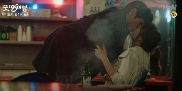 Đỏ mặt với 10 nụ hôn táo bạo nhất phim Hàn: Màn lăn giường của Park Seo Joon vẫn xứng danh huyền thoại - Ảnh 15.