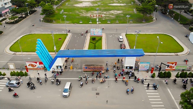 Chùm ảnh: Sinh viên Đại học Quốc gia TP.HCM vội vã rời ký túc xá nhường chỗ làm khu cách ly - Ảnh 13. Chùm ảnh: Sinh viên Đại học Quốc gia TP.HCM vội vã rời ký túc xá nhường chỗ làm khu cách ly - Ảnh 13.