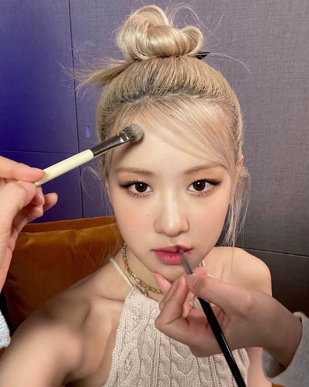 Đằng sau sân khấu quảng bá ngắn ngủi, idol Kpop bị bào mòn sức khoẻ nặng nề vì lịch trình điên rồ kéo dài cả ngày - Ảnh 3.