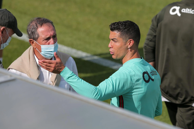 Ronaldo tập luyện để chuẩn bị cho Euro 2020, gây chú ý khi mang vào sân một vật có thể làm bị thương các đồng đội - Ảnh 2. Ronaldo tập luyện để chuẩn bị cho Euro 2020, gây chú ý khi mang vào sân một vật có thể làm bị thương các đồng đội - Ảnh 2.