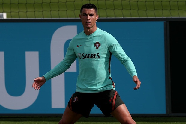 Ronaldo tập luyện để chuẩn bị cho Euro 2020, gây chú ý khi mang vào sân một vật có thể làm bị thương các đồng đội - Ảnh 3.