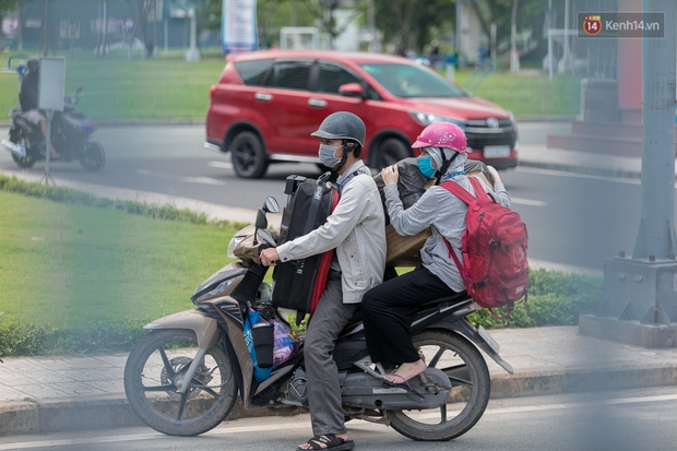 Chùm ảnh: Sinh viên Đại học Quốc gia TP.HCM vội vã rời ký túc xá nhường chỗ làm khu cách ly - Ảnh 3. Chùm ảnh: Sinh viên Đại học Quốc gia TP.HCM vội vã rời ký túc xá nhường chỗ làm khu cách ly - Ảnh 3.