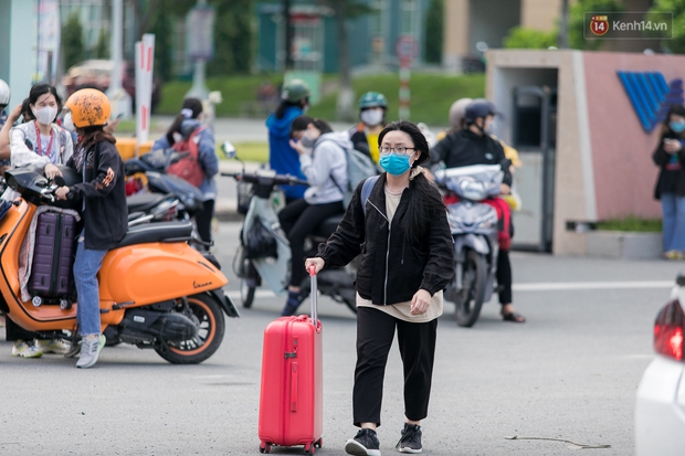 Chùm ảnh: Sinh viên Đại học Quốc gia TP.HCM vội vã rời ký túc xá nhường chỗ làm khu cách ly - Ảnh 11. Chùm ảnh: Sinh viên Đại học Quốc gia TP.HCM vội vã rời ký túc xá nhường chỗ làm khu cách ly - Ảnh 11.