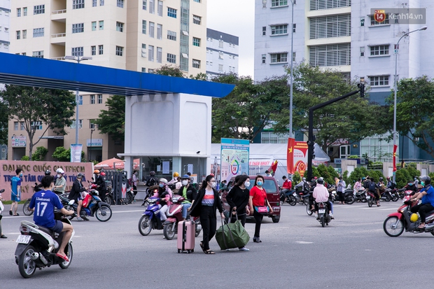 Chùm ảnh: Sinh viên Đại học Quốc gia TP.HCM vội vã rời ký túc xá nhường chỗ làm khu cách ly - Ảnh 2. Chùm ảnh: Sinh viên Đại học Quốc gia TP.HCM vội vã rời ký túc xá nhường chỗ làm khu cách ly - Ảnh 2.