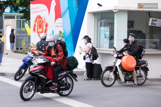 Chùm ảnh: Sinh viên Đại học Quốc gia TP.HCM vội vã rời ký túc xá nhường chỗ làm khu cách ly - Ảnh 9. Chùm ảnh: Sinh viên Đại học Quốc gia TP.HCM vội vã rời ký túc xá nhường chỗ làm khu cách ly - Ảnh 9.