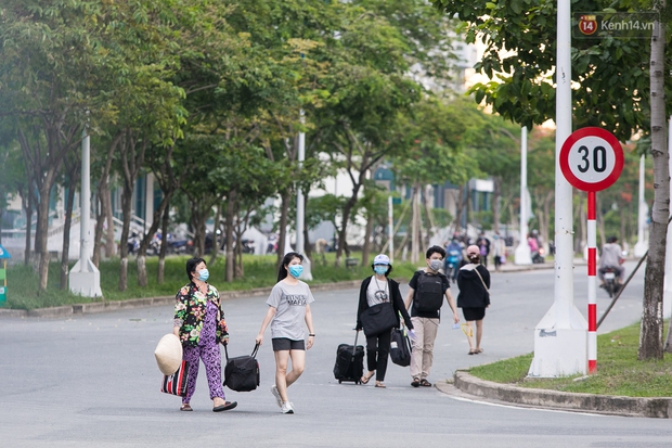 Chùm ảnh: Sinh viên Đại học Quốc gia TP.HCM vội vã rời ký túc xá nhường chỗ làm khu cách ly - Ảnh 5. Chùm ảnh: Sinh viên Đại học Quốc gia TP.HCM vội vã rời ký túc xá nhường chỗ làm khu cách ly - Ảnh 5.