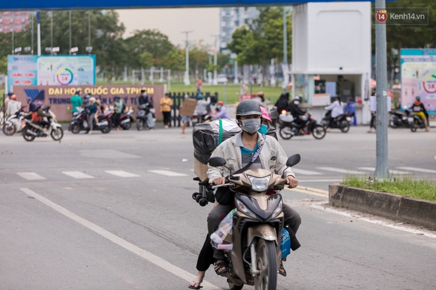 Chùm ảnh: Sinh viên Đại học Quốc gia TP.HCM vội vã rời ký túc xá nhường chỗ làm khu cách ly - Ảnh 7. Chùm ảnh: Sinh viên Đại học Quốc gia TP.HCM vội vã rời ký túc xá nhường chỗ làm khu cách ly - Ảnh 7.