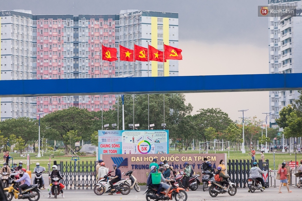 Chùm ảnh: Sinh viên Đại học Quốc gia TP.HCM vội vã rời ký túc xá nhường chỗ làm khu cách ly - Ảnh 1. Chùm ảnh: Sinh viên Đại học Quốc gia TP.HCM vội vã rời ký túc xá nhường chỗ làm khu cách ly - Ảnh 1.