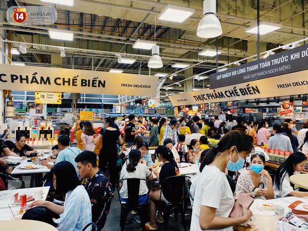 Ảnh: Cả E-mart Sài Gòn tối 2/5 chấn động vì 1 bé Khoai Tây đi lạc, người đông nườm nợp thấy mà choáng! - Ảnh 6.