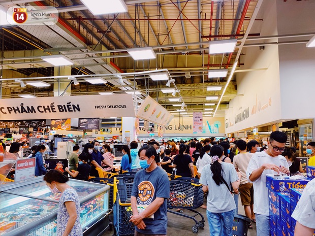 Ảnh: Cả E-mart Sài Gòn tối 2/5 chấn động vì 1 bé Khoai Tây đi lạc, người đông nườm nợp thấy mà choáng! - Ảnh 7.