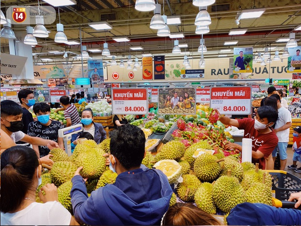 Ảnh: Cả E-mart Sài Gòn tối 2/5 chấn động vì 1 bé Khoai Tây đi lạc, người đông nườm nợp thấy mà choáng! - Ảnh 13.