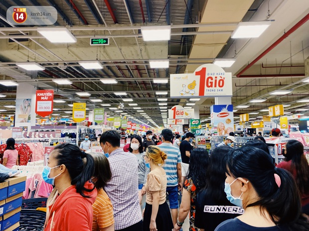Ảnh: Cả E-mart Sài Gòn tối 2/5 chấn động vì 1 bé Khoai Tây đi lạc, người đông nườm nợp thấy mà choáng! - Ảnh 18.