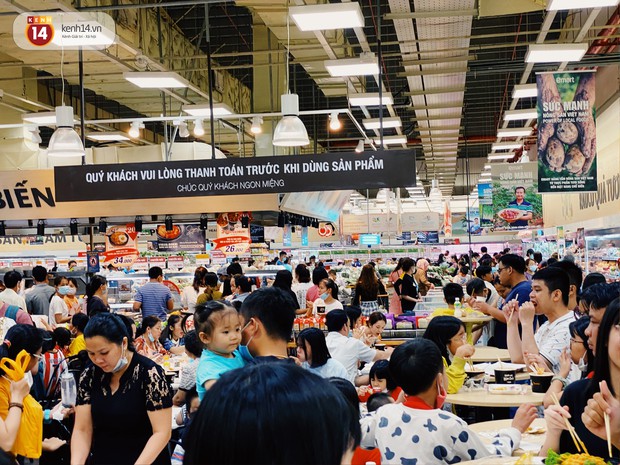 Ảnh: Cả E-mart Sài Gòn tối 2/5 chấn động vì 1 bé Khoai Tây đi lạc, người đông nườm nợp thấy mà choáng! - Ảnh 17.