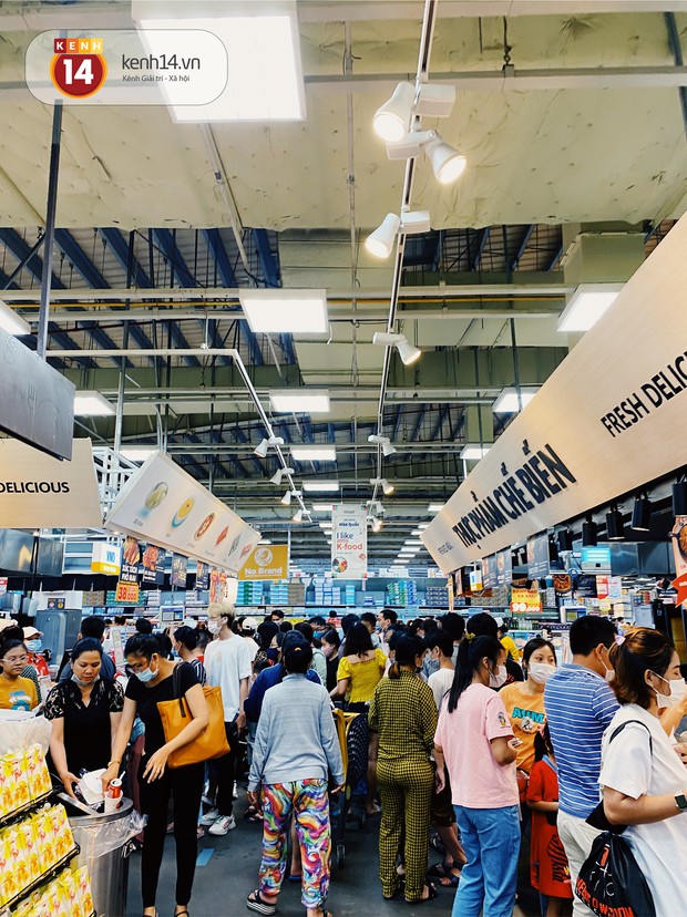 Ảnh: Cả E-mart Sài Gòn tối 2/5 chấn động vì 1 bé Khoai Tây đi lạc, người đông nườm nợp thấy mà choáng! - Ảnh 3.