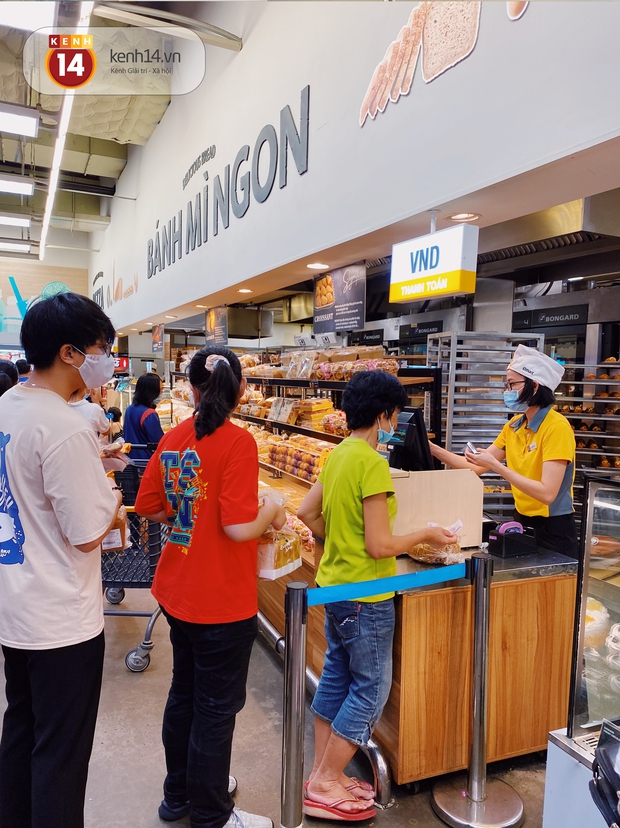 Ảnh: Cả E-mart Sài Gòn tối 2/5 chấn động vì 1 bé Khoai Tây đi lạc, người đông nườm nợp thấy mà choáng! - Ảnh 5.