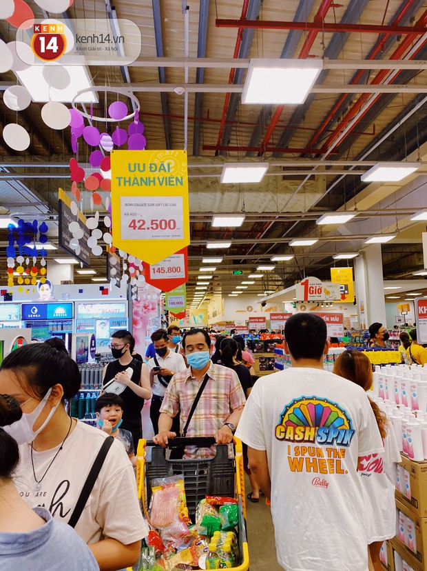 Ảnh: Cả E-mart Sài Gòn tối 2/5 chấn động vì 1 bé Khoai Tây đi lạc, người đông nườm nợp thấy mà choáng! - Ảnh 16.
