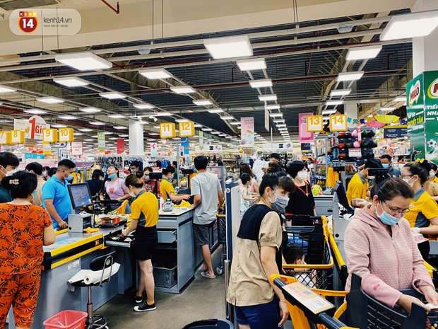 Ảnh: Cả E-mart Sài Gòn tối 2/5 chấn động vì 1 bé Khoai Tây đi lạc, người đông nườm nợp thấy mà choáng! - Ảnh 2.