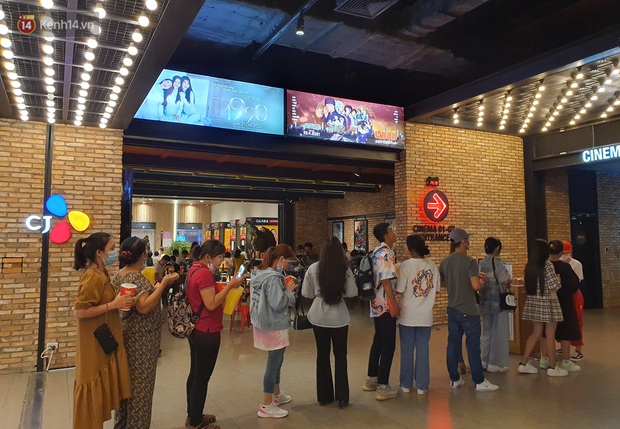 Chùm ảnh: Các rạp phim tại TP.HCM đông đúc trước giờ đóng cửa, nhiều bạn trẻ tranh thủ đi xem cho kịp giờ - Ảnh 4. Chùm ảnh: Các rạp phim tại TP.HCM đông đúc trước giờ đóng cửa, nhiều bạn trẻ tranh thủ đi xem cho kịp giờ - Ảnh 4.