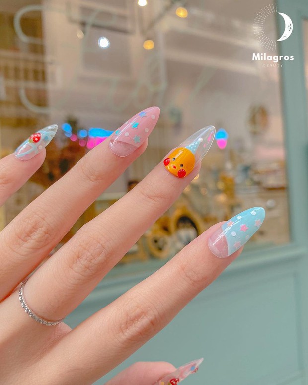 9 mẫu nail mùa hè xinh nhất ở các tiệm lúc này, các nàng chắc chắn chấm được bộ ưng ý - Ảnh 7. 9 mẫu nail mùa hè xinh nhất ở các tiệm lúc này, các nàng chắc chắn chấm được bộ ưng ý - Ảnh 7.