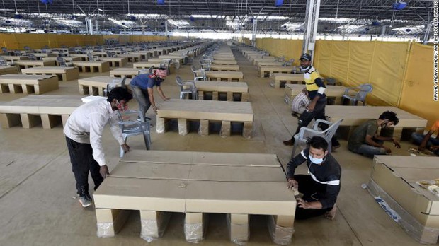 Bi kịch nối tiếp bi kịch: Bệnh viện giữa địa ngục Covid Ấn Độ đang trở nên quá kinh khủng, bệnh nhân phải cầu xin để thoát ra càng sớm càng tốt - Ảnh 2. Bi kịch nối tiếp bi kịch: Bệnh viện giữa địa ngục Covid Ấn Độ đang trở nên quá kinh khủng, bệnh nhân phải cầu xin để thoát ra càng sớm càng tốt - Ảnh 2.