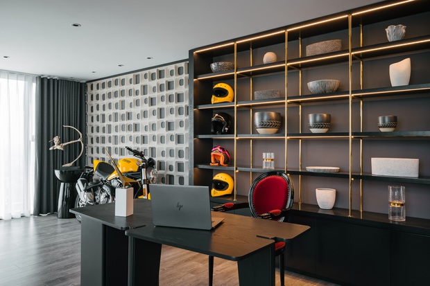 Căn duplex của chủ nhà chơi hệ đa màu sắc: Không gian rực rỡ như gallery, ngó góc làm việc là thấy độ chịu chơi - Ảnh 6. Căn duplex của chủ nhà chơi hệ đa màu sắc: Không gian rực rỡ như gallery, ngó góc làm việc là thấy độ chịu chơi - Ảnh 6.