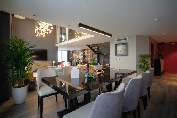 Căn duplex của chủ nhà chơi hệ đa màu sắc: Không gian rực rỡ như gallery, ngó góc làm việc là thấy độ chịu chơi - Ảnh 4. Căn duplex của chủ nhà chơi hệ đa màu sắc: Không gian rực rỡ như gallery, ngó góc làm việc là thấy độ chịu chơi - Ảnh 4.