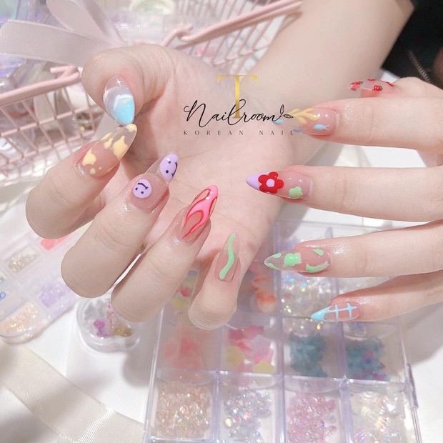 9 mẫu nail mùa hè xinh nhất ở các tiệm lúc này, các nàng chắc chắn chấm được bộ ưng ý - Ảnh 5. 9 mẫu nail mùa hè xinh nhất ở các tiệm lúc này, các nàng chắc chắn chấm được bộ ưng ý - Ảnh 5.