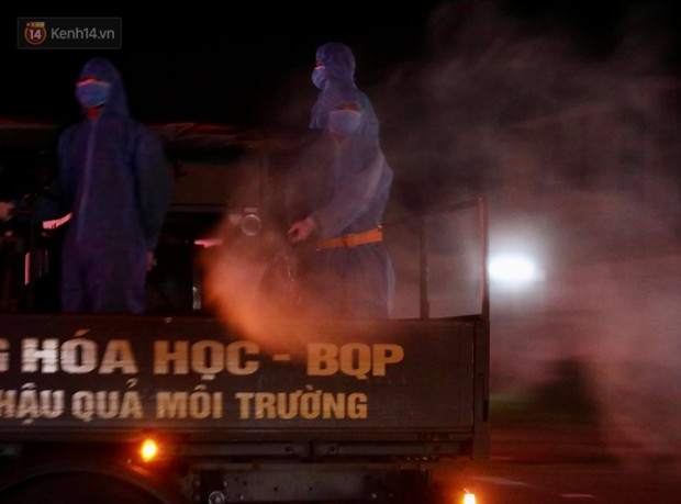 Binh chủng Hoá học tổng lực phun khử khuẩn tại nhiều địa bàn tỉnh Bắc Giang - Ảnh 4.