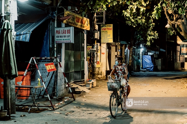 Toàn cảnh quận Gò Vấp trước giờ “G” giãn cách: Đường phố vắng bóng người, dân tranh thủ mua thức ăn dự trữ dài ngày - Ảnh 11.