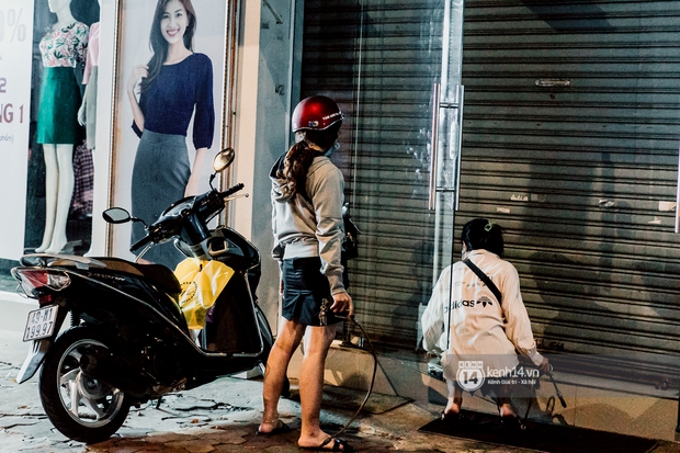 Toàn cảnh quận Gò Vấp trước giờ “G” giãn cách: Đường phố vắng bóng người, dân tranh thủ mua thức ăn dự trữ dài ngày - Ảnh 9.