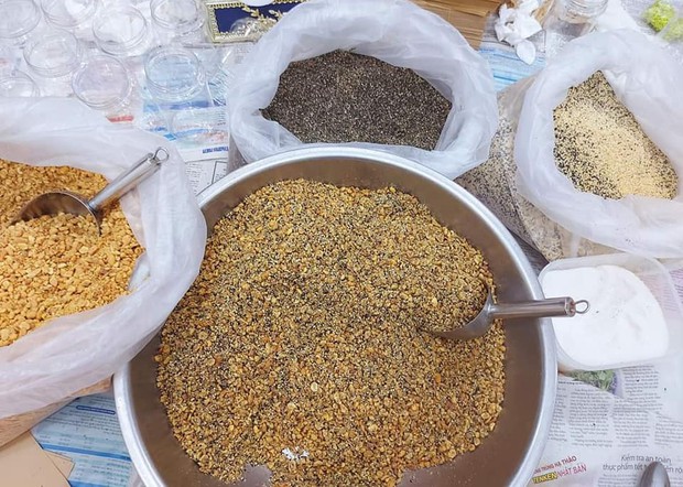 1000 hũ muối vừng từ phương xa tiếp sức tâm dịch Bắc Giang, hành động nhỏ với tấm lòng lớn - Ảnh 3.