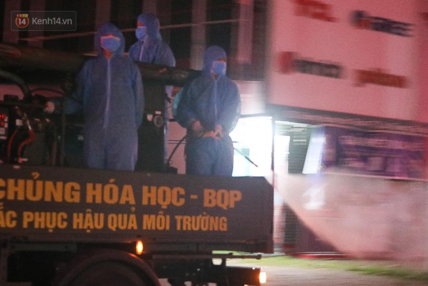 Binh chủng Hoá học tổng lực phun khử khuẩn tại nhiều địa bàn tỉnh Bắc Giang - Ảnh 3.