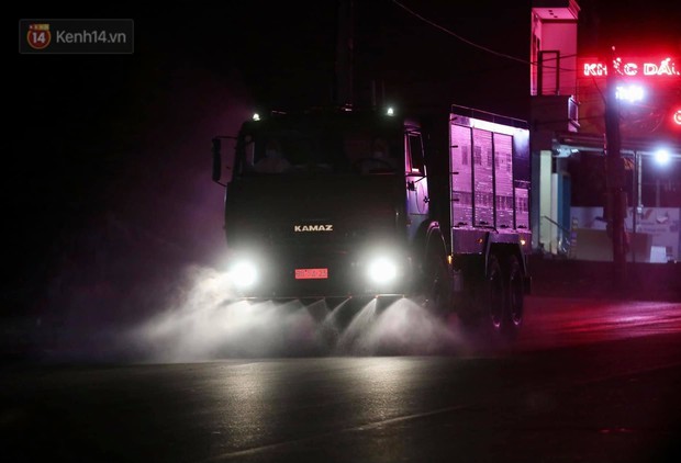 Binh chủng Hoá học tổng lực phun khử khuẩn tại nhiều địa bàn tỉnh Bắc Giang - Ảnh 5.